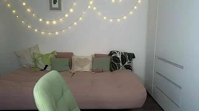 Snapshot of AliciaNewell chatting on March 5, 2026, 2:46 pm AliciaNewell online show from March 5, 2026, 2:46 pm