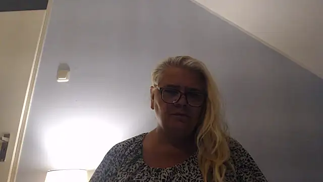 Snapshot of hotladymoon chatting on July 21, 2026, 8:43 pm hotladymoon online show from July 21, 2026, 8:43 pm
