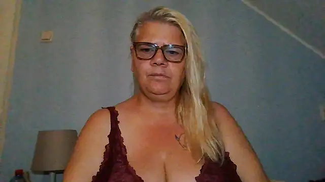 Snapshot of hotladymoon chatting on August 3, 2026, 8:37 pm hotladymoon online show from August 3, 2026, 8:37 pm
