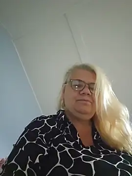 Snapshot of hotladymoon chatting on August 1, 2026, 9:51 am hotladymoon online show from August 1, 2026, 9:51 am