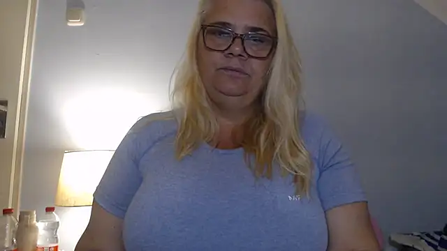 Snapshot of hotladymoon chatting on July 27, 2026, 7:21 pm hotladymoon online show from July 27, 2026, 7:21 pm