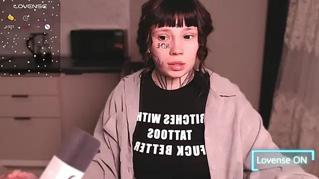 Snapshot of tradishka chatting on March 17, 2025, 10:29 pm tradishka online show from March 17, 2025, 10:29 pm