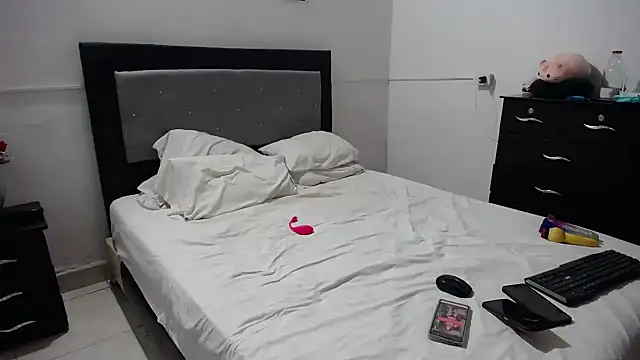 Snapshot of swcoupleyyg chatting on September 18, 2025, 2:09 pm swcoupleyyg online show from September 18, 2025, 2:09 pm