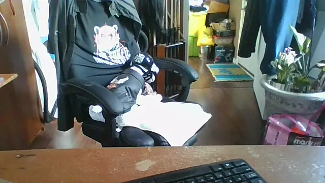 Snapshot of Daremeknot chatting on April 14, 2026, 1:49 pm Daremeknot online show from April 14, 2026, 1:49 pm