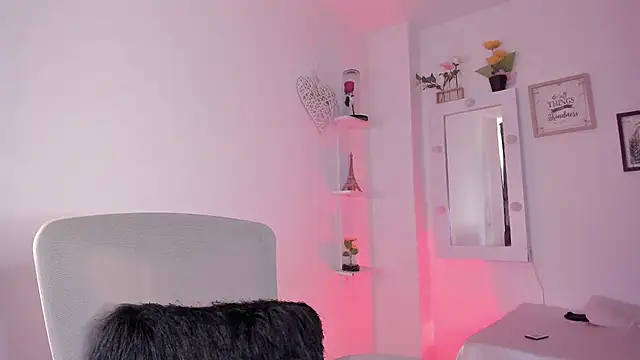  Caroliinee  online show from October 2, 2025, 6:33 pm