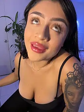 Snapshot of lucianaroy chatting on November 20, 2025, 5:57 pm lucianaroy online show from November 20, 2025, 5:57 pm