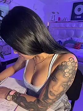 lucianaroy online show from April 2, 2026, 11:11 pm