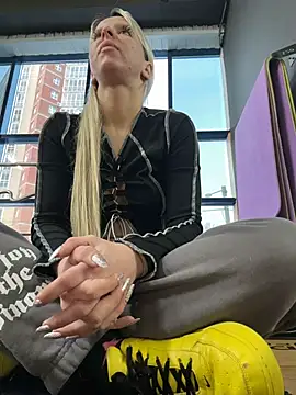 Snapshot of LikaCat chatting on December 16, 2025, 3:00 am LikaCat online show from December 16, 2025, 3:00 am