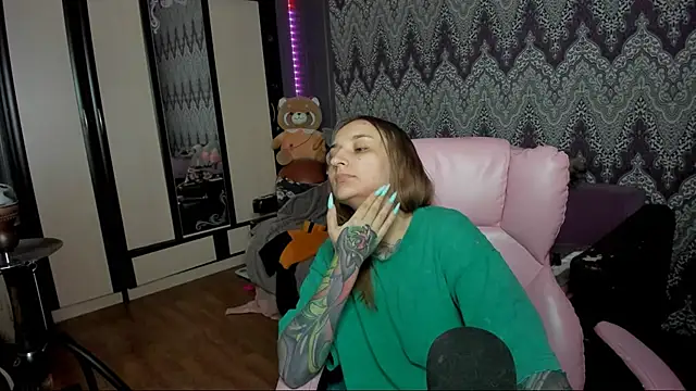 Snapshot of AlexRacc00n chatting on December 2, 2024, 3:21 am AlexRacc00n online show from December 2, 2024, 3:21 am