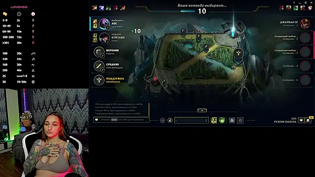 Snapshot of AlexRacc00n chatting on October 14, 2025, 4:18 pm AlexRacc00n online show from October 14, 2025, 4:18 pm