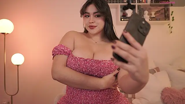 Snapshot of EmilyxRose_- chatting on January 20, 2025, 6:32 pm EmilyxRose - online show from January 20, 2025, 6:32 pm