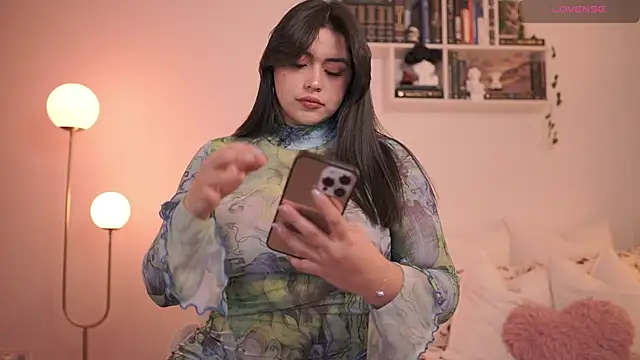 Snapshot of EmilyxRose_- chatting on February 17, 2025, 7:44 pm EmilyxRose - online show from February 17, 2025, 7:44 pm