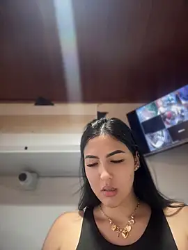 Snapshot of MarianaBenz chatting on June 18, 2026, 12:31 am MarianaBenz online show from June 18, 2026, 12:31 am