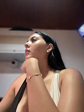 Snapshot of MarianaBenz chatting on November 8, 2025, 10:02 pm MarianaBenz online show from November 8, 2025, 10:02 pm