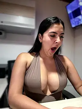 MarianaBenz online show from January 16, 2026, 11:31 pm