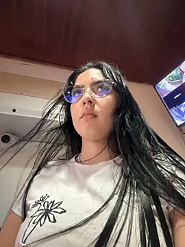 Snapshot of MarianaBenz chatting on October 26, 2025, 9:15 pm MarianaBenz online show from October 26, 2025, 9:15 pm