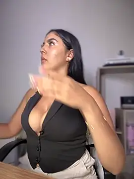 Snapshot of MarianaBenz chatting on December 3, 2025, 12:33 am MarianaBenz online show from December 3, 2025, 12:33 am