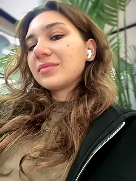 QuitieLia online show from September 28, 2025, 8:21 am