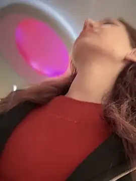 QuitieLia online show from October 19, 2025, 8:28 am