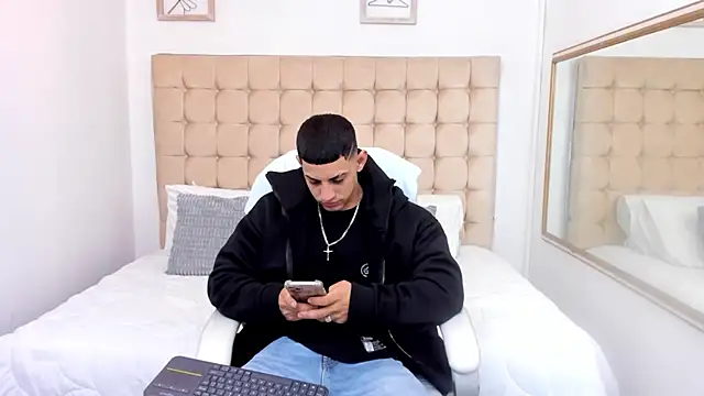 Snapshot of Alex_cute77 chatting on December 19, 2025, 11:56 am Alex cute77 online show from December 19, 2025, 11:56 am