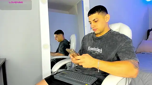 Snapshot of Alex_cute77 chatting on June 25, 2026, 12:32 pm Alex cute77 online show from June 25, 2026, 12:32 pm