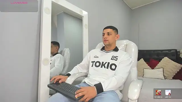 Alex cute77 online show from June 1, 2026, 12:49 pm