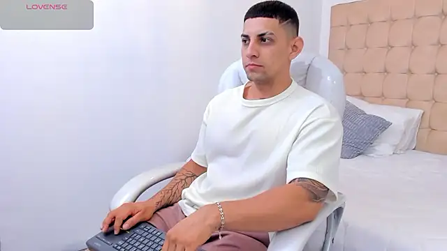 Snapshot of Alex_cute77 chatting on January 7, 2026, 12:54 pm Alex cute77 online show from January 7, 2026, 12:54 pm