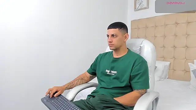 Snapshot of Alex_cute77 chatting on January 8, 2026, 12:55 pm Alex cute77 online show from January 8, 2026, 12:55 pm