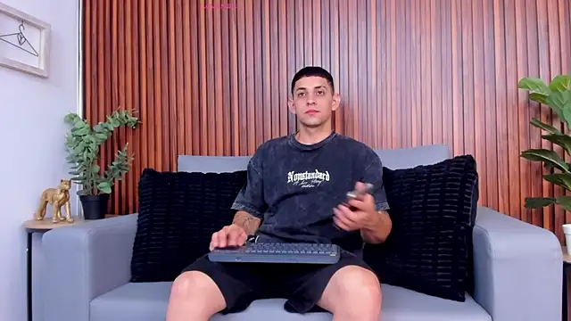 Snapshot of Alex_cute77 chatting on February 12, 2026, 11:43 am Alex cute77 online show from February 12, 2026, 11:43 am