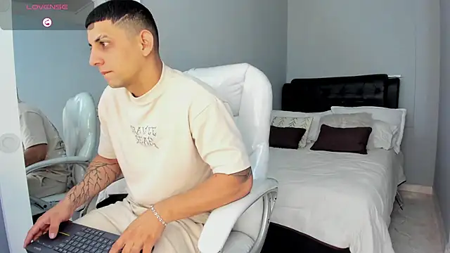 Snapshot of Alex_cute77 chatting on January 9, 2026, 12:45 pm Alex cute77 online show from January 9, 2026, 12:45 pm