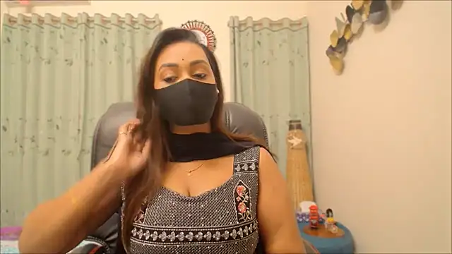 Snapshot of OH-Monica chatting on December 15, 2025, 8:47 pm OH-Monica online show from December 15, 2025, 8:47 pm