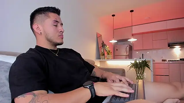 Snapshot of Chriskyle_ chatting on December 5, 2024, 1:33 pm Chriskyle  online show from December 5, 2024, 1:33 pm