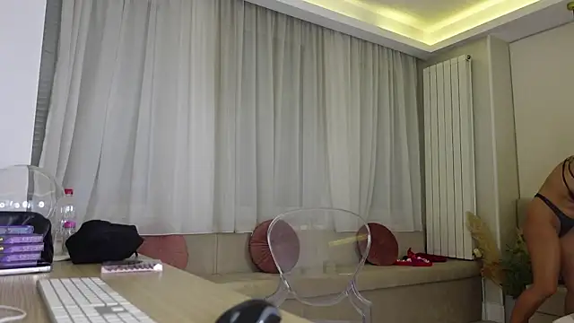 HaileyRoses online show from November 10, 2025, 5:56 am