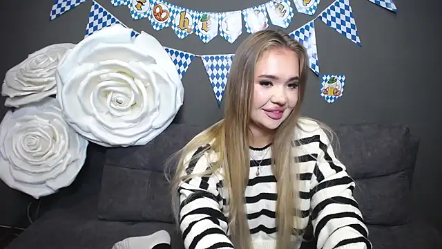 StacyYellig online show from October 5, 2025, 7:37 pm