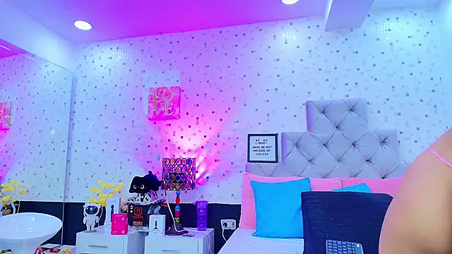 Snapshot of JulietaReyess chatting on February 3, 2026, 11:59 am JulietaReyess online show from February 3, 2026, 11:59 am