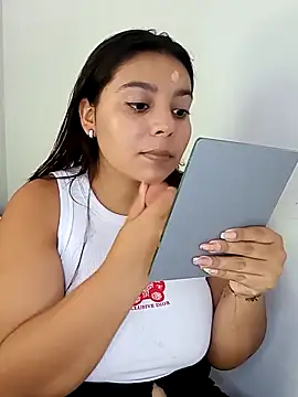 stefanie010 online show from May 9, 2026, 6:33 pm