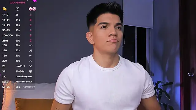 Snapshot of santiago_01 chatting on September 12, 2025, 12:33 am santiago 01 online show from September 12, 2025, 12:33 am