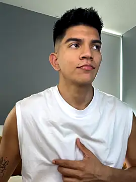 Snapshot of santiago_01 chatting on October 17, 2025, 9:27 pm santiago 01 online show from October 17, 2025, 9:27 pm