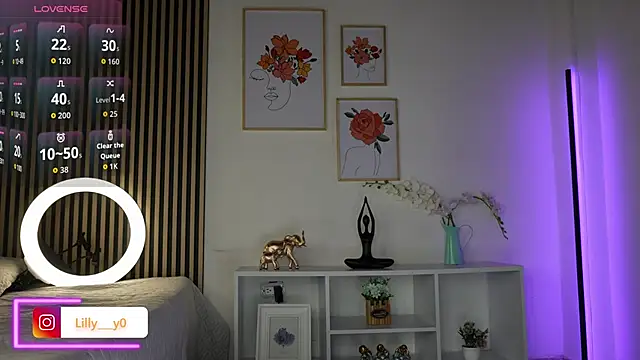 Snapshot of LillyDolls23 chatting on October 31, 2025, 12:35 pm LillyDolls23 online show from October 31, 2025, 12:35 pm