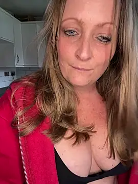 Snapshot of HoneyBluex chatting on April 15, 2026, 11:27 am HoneyBluex online show from April 15, 2026, 11:27 am