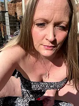 HoneyBluex online show from March 3, 2025, 11:22 am