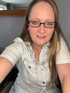 Snapshot of HoneyBluex chatting on January 6, 2026, 1:15 pm HoneyBluex online show from January 6, 2026, 1:15 pm