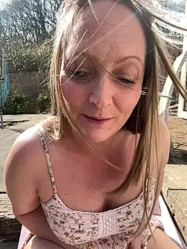 Snapshot of HoneyBluex chatting on March 5, 2026, 12:35 pm HoneyBluex online show from March 5, 2026, 12:35 pm