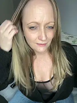 Snapshot of HoneyBluex chatting on February 12, 2025, 3:16 pm HoneyBluex online show from February 12, 2025, 3:16 pm