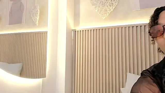 daiana curly online show from March 17, 2026, 7:39 pm