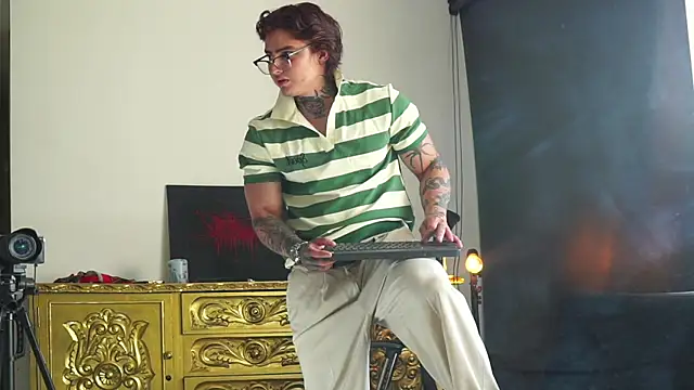 dantecoppolaa  online show from September 21, 2025, 9:20 pm