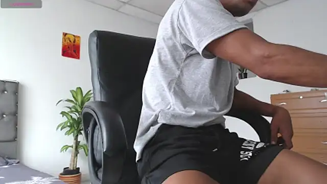 Snapshot of Aaronblack1_ chatting on November 14, 2025, 2:54 pm Aaronblack1 online show from November 14, 2025, 2:54 pm