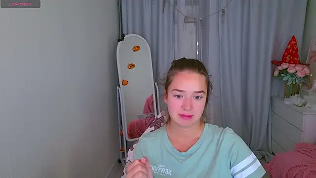 Snapshot of LovelyJessie chatting on October 26, 2025, 1:44 pm LovelyJessie online show from October 26, 2025, 1:44 pm