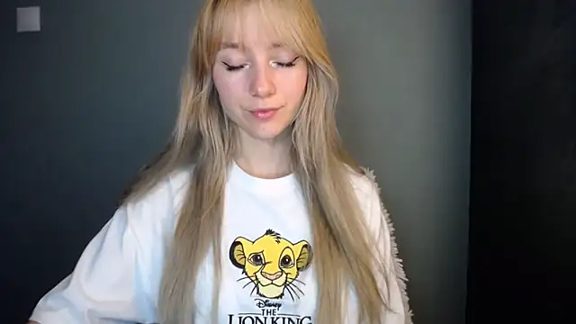 LuciaYoung online show from November 14, 2025, 8:01 pm