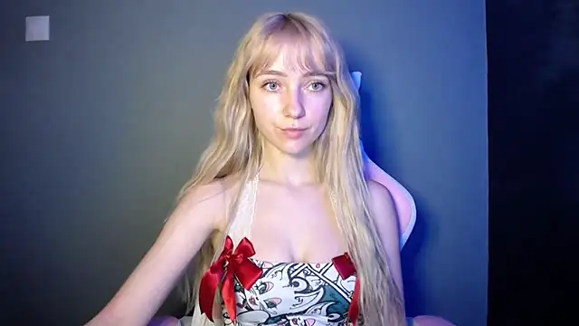 Snapshot of LuciaYoung chatting on April 27, 2026, 7:23 pm LuciaYoung online show from April 27, 2026, 7:23 pm